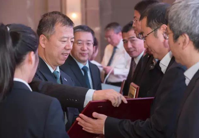 Chengdong Camp의 Zhao Junyong 회장은 첫 번째 중국 해외 프로젝트 시범 캠프의 수상자에게 상을 수여합니다. (4)